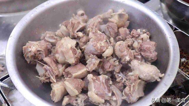 香喷喷的鹅肉出锅了，厨师长教你在家如何做铁锅炖大鹅，简单美味