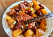 红烧肉炖土豆的做法(土豆红烧肉的简单做法)